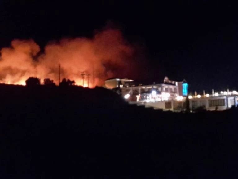Φωτιά στην Σκάλα Κεφαλονιάς – Δύσκολη η νύχτα για τους κατοίκους